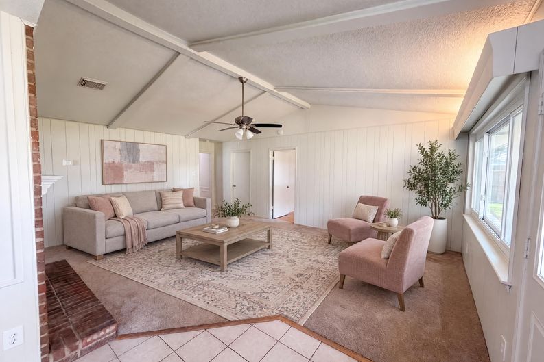 Photo 11 of 19 of 609 Heather Ln, Friendswood, TX