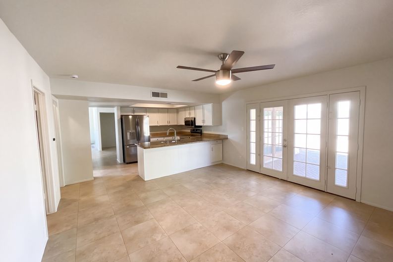 Photo 3 of 32 of 4038 W Mercer Ln, Phoenix, AZ