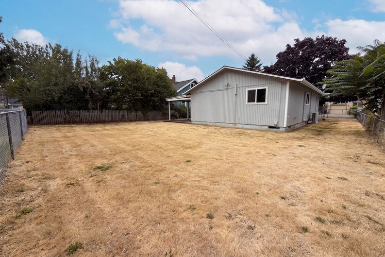 Photo 5 of 16 of 3910 SE 71st Ave, Portland, OR