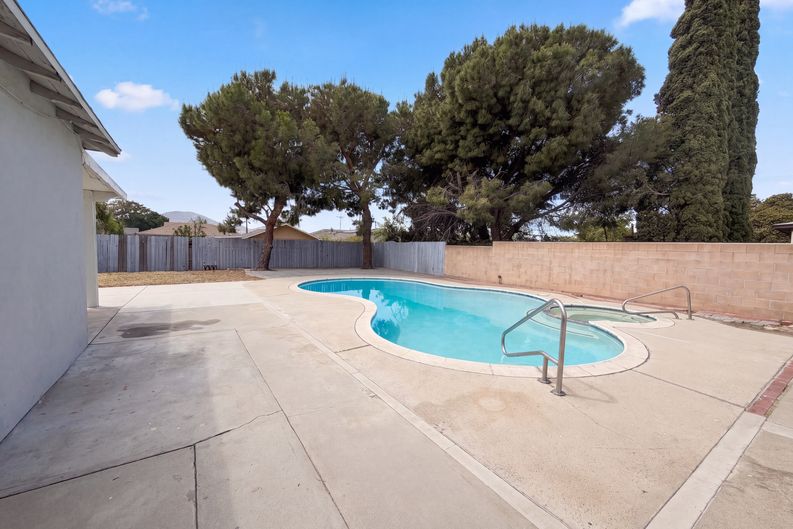 Photo 17 of 18 of 16515 Rosemary Dr, Fontana, CA