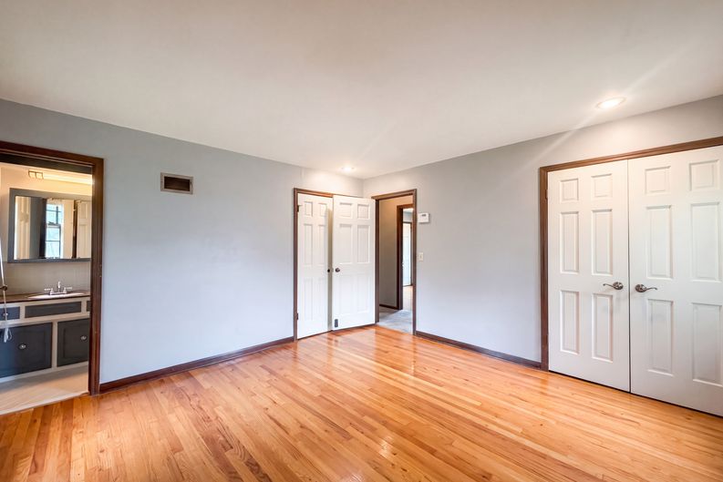 Photo 16 of 27 of 6916 N Overland Dr, Kansas City, MO