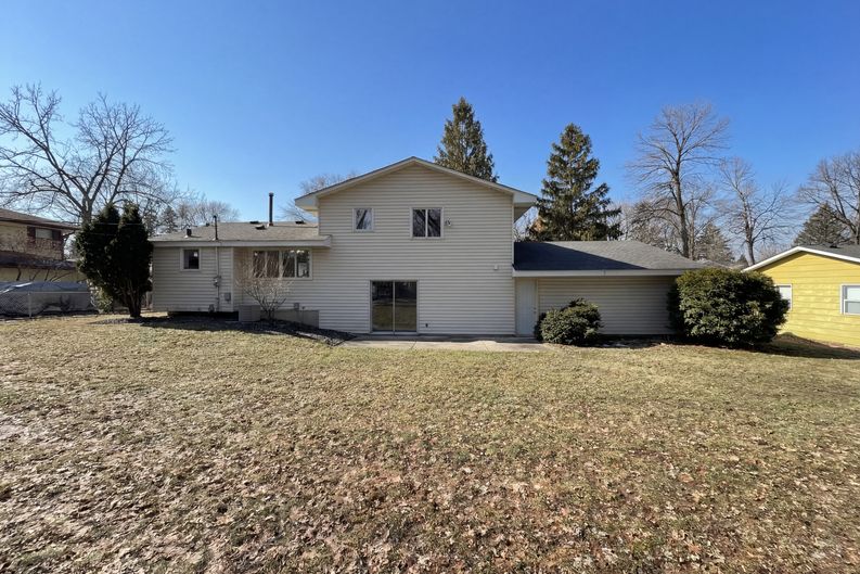 Photo 5 of 25 of 3480 Milton St N, Shoreview, MN