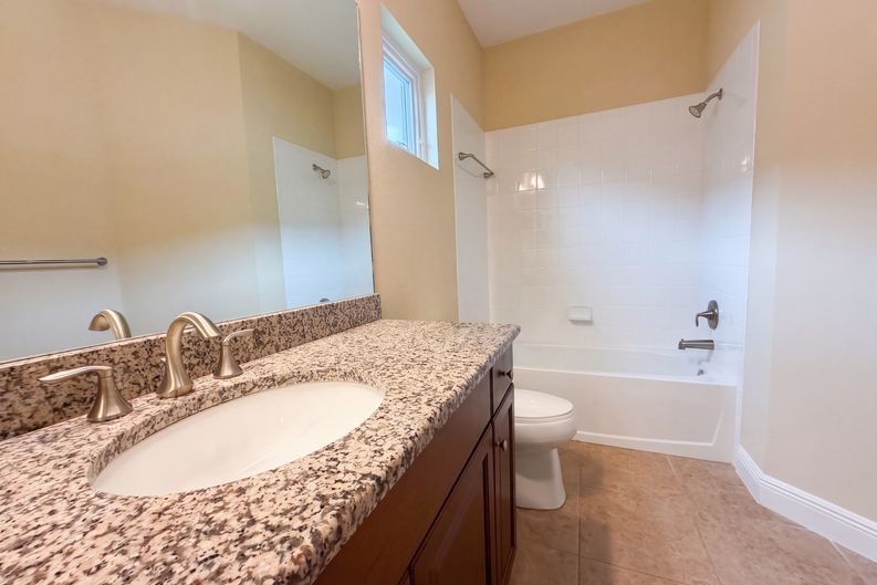 Photo 17 of 24 of 1121 Thornbury Dr, Parrish, FL