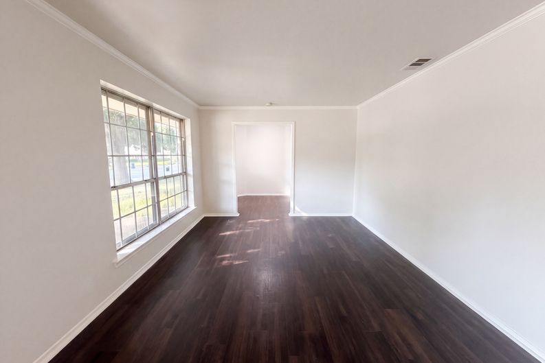 Photo 9 of 24 of 821 Glen Oaks Blvd, Dallas, TX