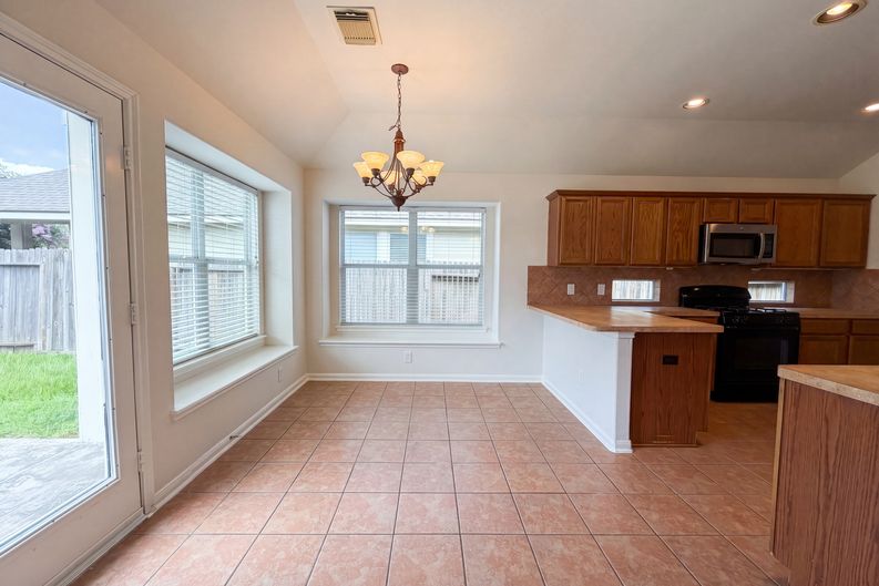 Photo 6 of 20 of 6843 Tammany Manor Ln, Spring, TX