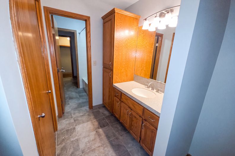 Photo 13 of 30 of 945 N Woodridge Ct, Wichita, KS