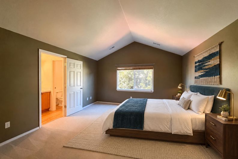 Photo 4 of 19 of 17615 SW Falling Leaf Ct, Beaverton, OR