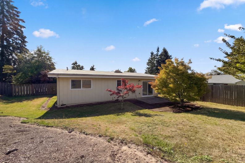 Photo 5 of 17 of 19495 SW Southview St, Beaverton, OR