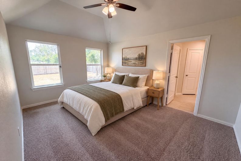 Photo 4 of 17 of 301 E Jefferson St, Palmer, TX