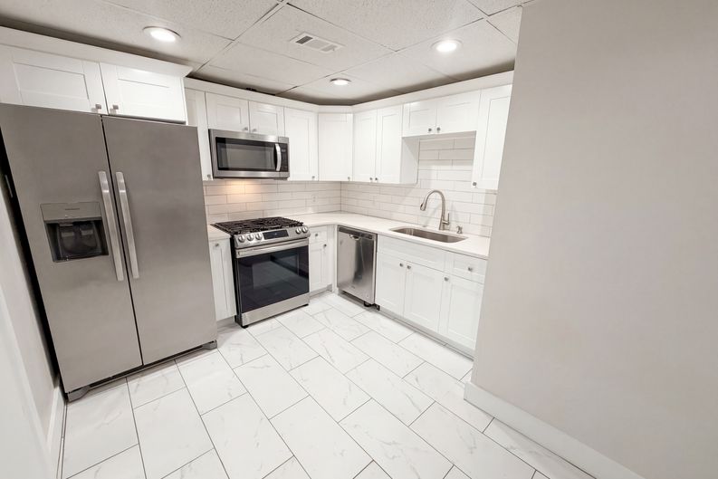 Photo 8 of 44 of 4000 Amberley Ln, Marietta, GA