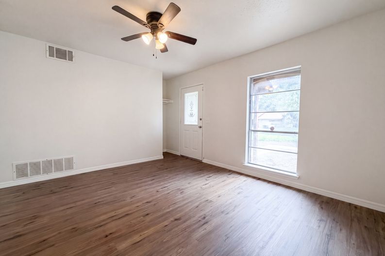 Photo 7 of 17 of 2906 Keslake St, San Antonio, TX