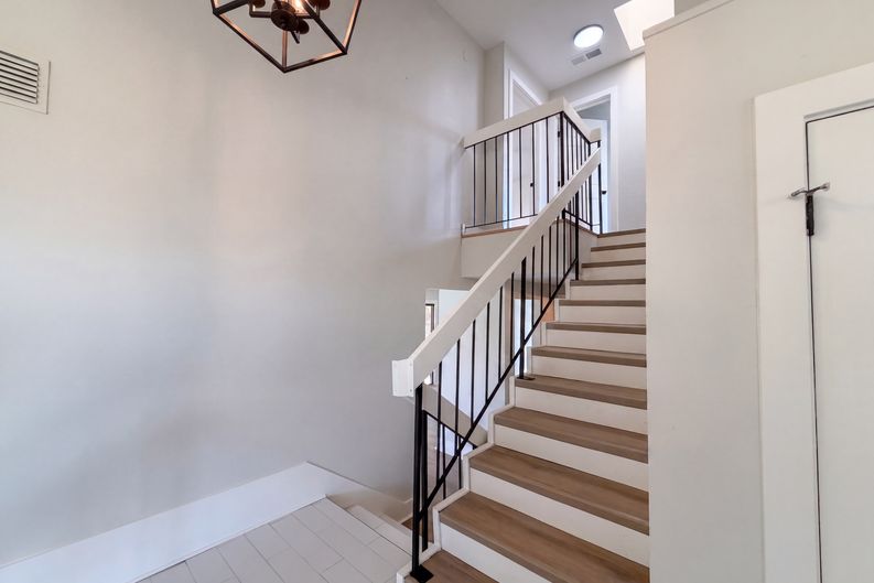 Photo 12 of 46 of 6005 La Castana Way, Sacramento, CA