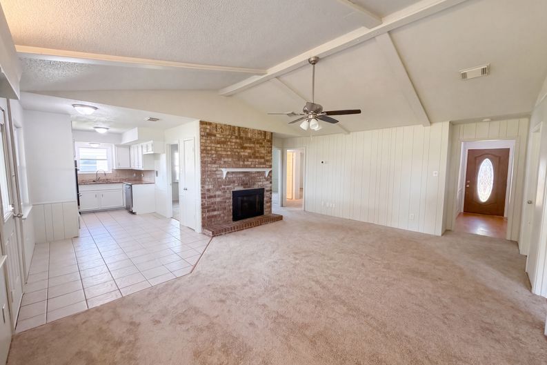 Photo 9 of 19 of 609 Heather Ln, Friendswood, TX