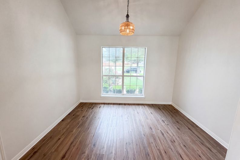 Photo 8 of 25 of 1226 Oakmanor Cir, Hewitt, TX