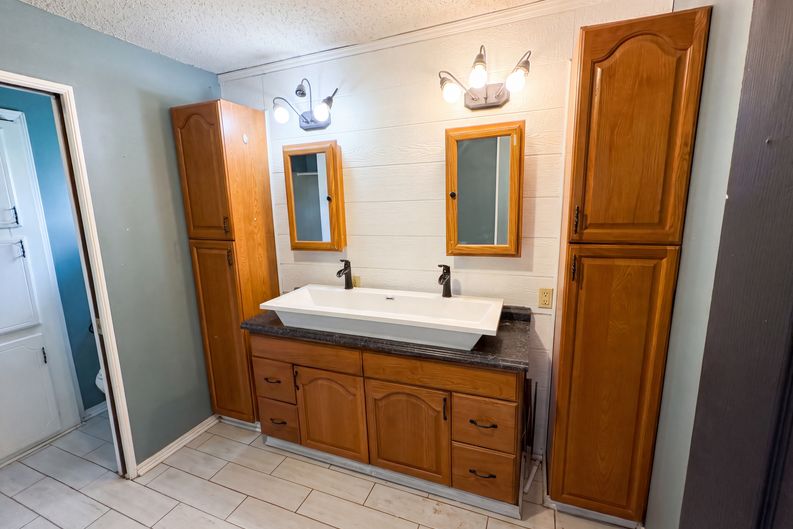 Photo 15 of 20 of 20509 E Reno Ave, Harrah, OK