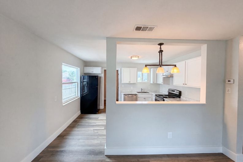 Photo 6 of 21 of 2596 38th Ave N, Saint Petersburg, FL