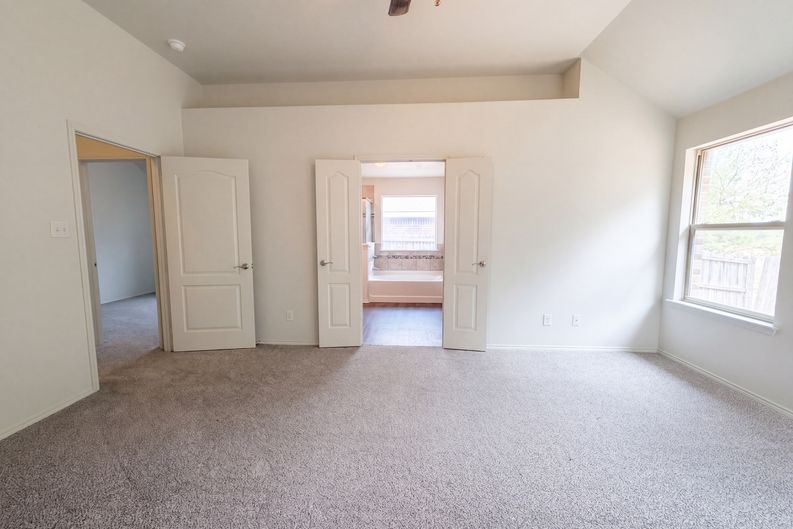 Photo 4 of 18 of 11813 Bellegrove Rd, Burleson, TX