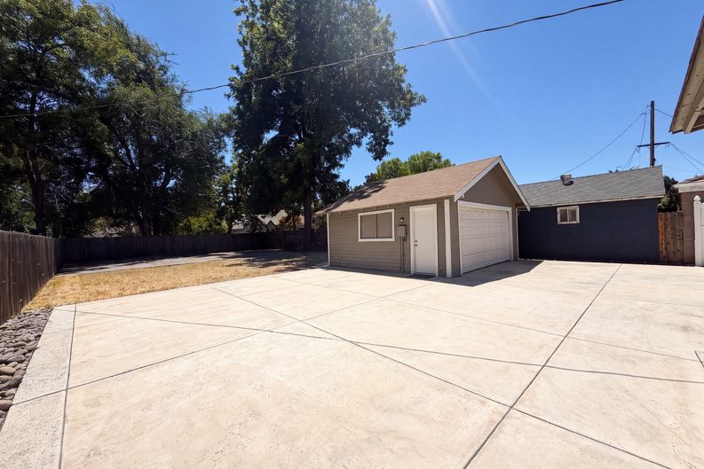 Photo 25 of 29 of 1860 W Willow St, Stockton, CA