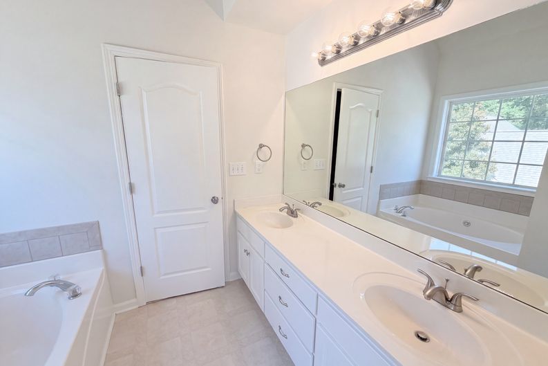 Photo 15 of 27 of 1412 White Oak Trce, Loganville, GA