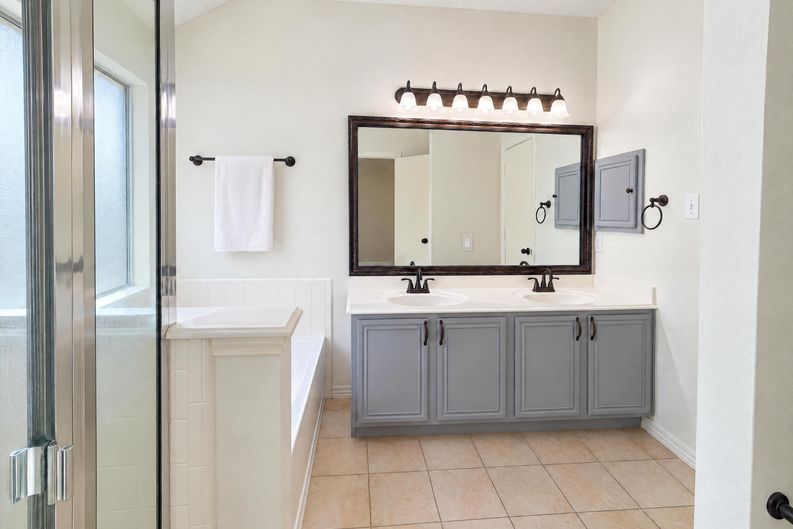 Photo 12 of 25 of 4541 Crystal Ln, Garland, TX