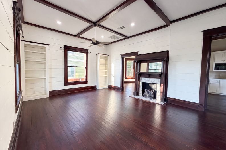 Photo 3 of 14 of 712 S Crockett St, Sherman, TX