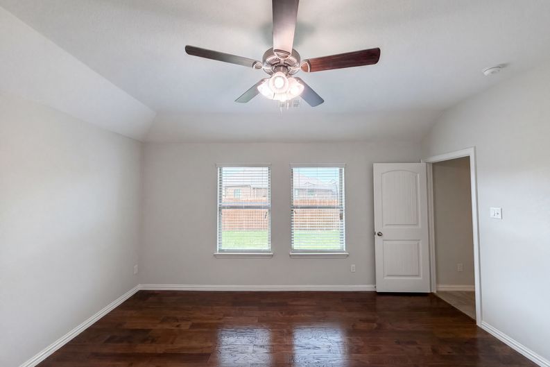 Photo 17 of 20 of 709 Ravenwood Dr, Saginaw, TX