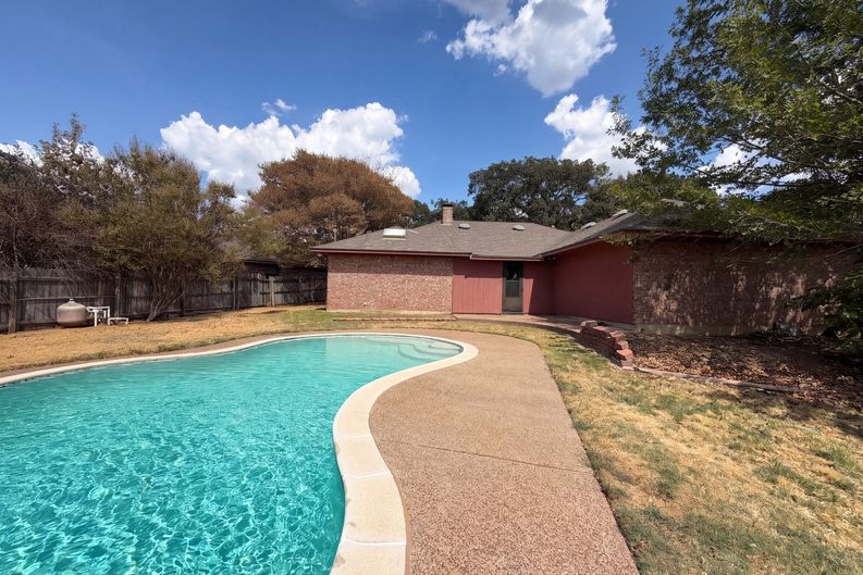 Photo 5 of 19 of 5126 Eagle Nest Dr, Arlington, TX
