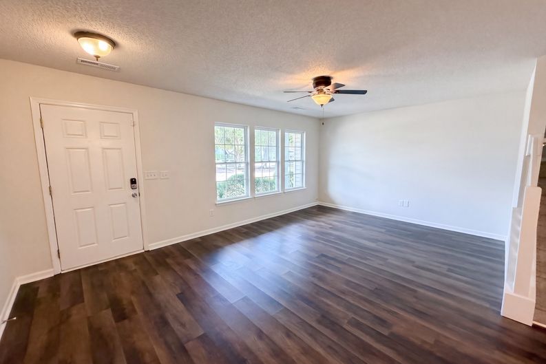 Photo 3 of 20 of 112 Taylor Cir, Goose Creek, SC