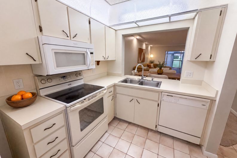 Photo 18 of 37 of 1465 Millstream Ln, Dunedin, FL