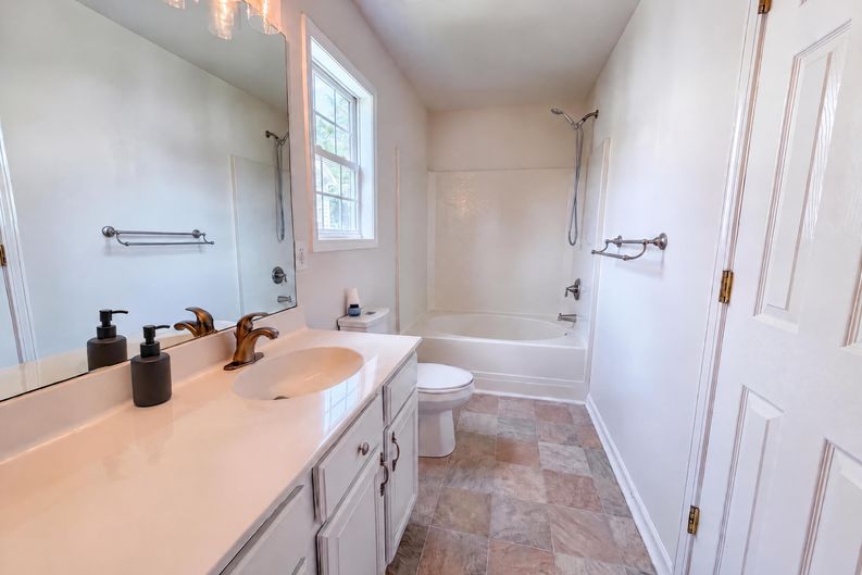 Photo 12 of 17 of 5714 Waverly Lynn Ln, Charlotte, NC
