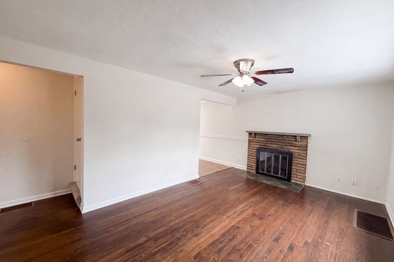 Photo 3 of 25 of 651 Raleigh Dr, Columbus, OH