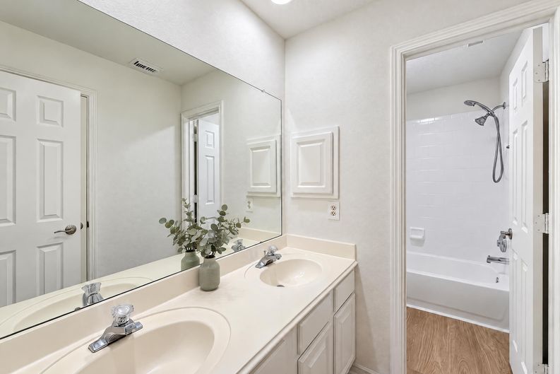 Photo 21 of 32 of 7927 High Knoll Ln, Houston, TX