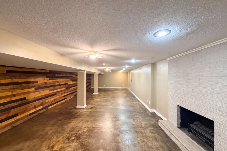 Photo 16 of 23 of 4321 NW Briarcliff Ln, Kansas City, MO