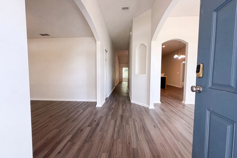 Photo 6 of 23 of 8436 Staplehurst Dr W, Jacksonville, FL
