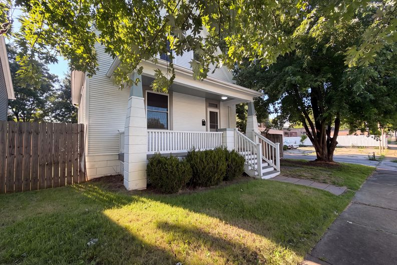 Photo 18 of 22 of 415 N 4th St, Saint Charles, MO