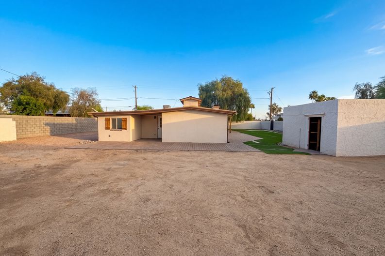 Photo 5 of 26 of 2722 E Nisbet Rd, Phoenix, AZ