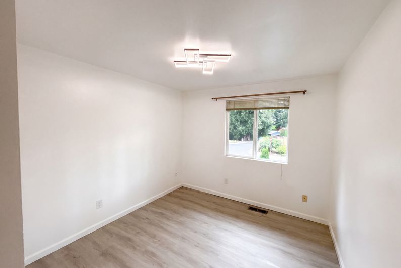 Photo 14 of 29 of 9232 NE 139th St, Kirkland, WA