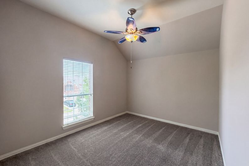Photo 18 of 32 of 10330 Sandbar Dr, Irving, TX