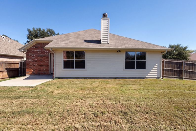 Photo 5 of 21 of 5327 Lake Gardens Dr, Grand Prairie, TX