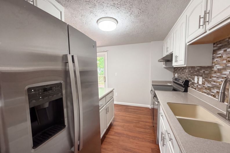 Photo 7 of 18 of 918 Bremerton Dr, Indianapolis, IN
