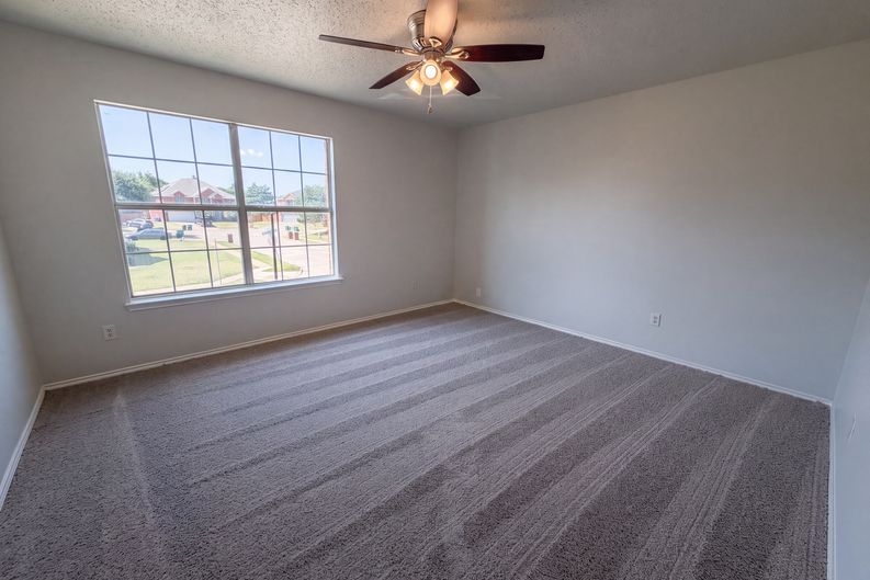 Photo 4 of 20 of 448 N Waterford Oaks Dr, Cedar Hill, TX