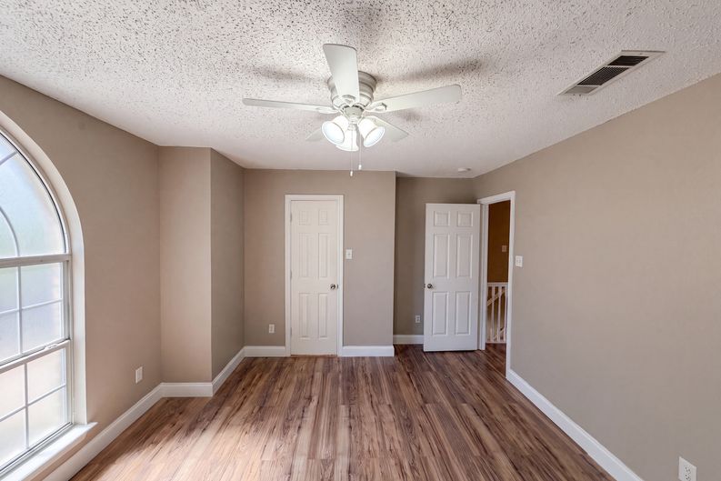 Photo 16 of 20 of 6604 N Chesterfield Dr, Fort Worth, TX
