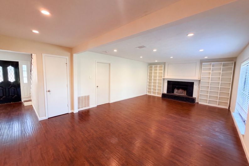 Photo 9 of 27 of 2226 Country Oaks Dr, Garland, TX