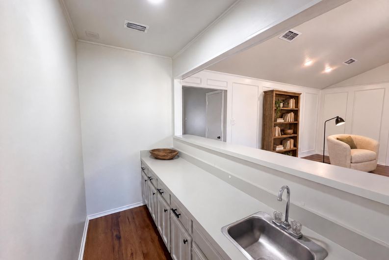 Photo 11 of 27 of 1208 Hillcrest Dr, Euless, TX