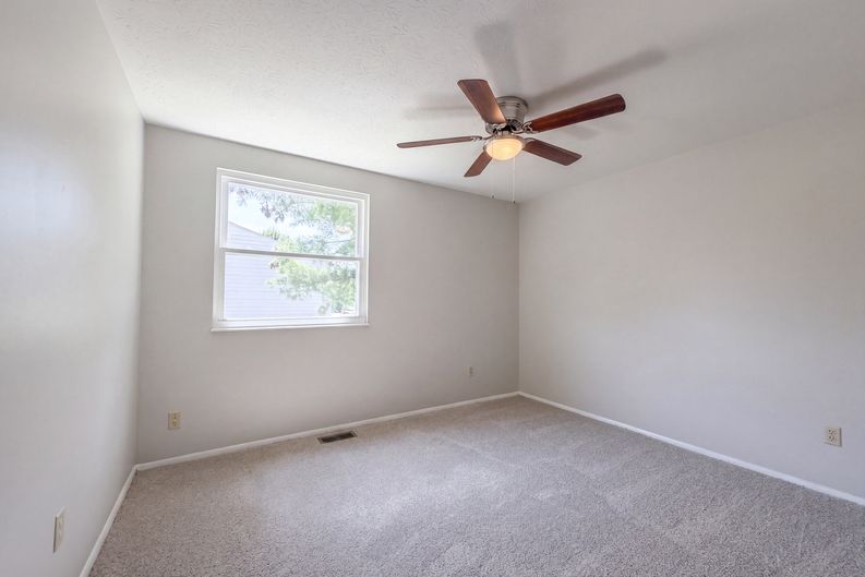 Photo 12 of 33 of 2891 Grosvenor Dr, Cincinnati, OH