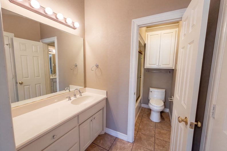 Photo 20 of 29 of 619 Edgewood Ln, Red Oak, TX