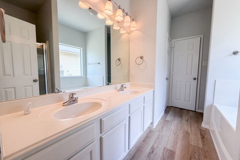 Photo 5 of 21 of 3765 Columbia Dr, Cibolo, TX