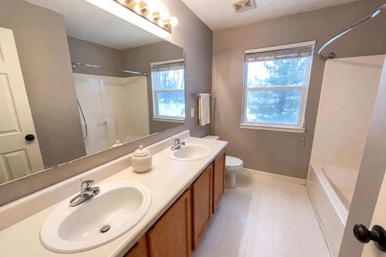 Photo 16 of 21 of 5259 Baysdon Cir, Indianapolis, IN