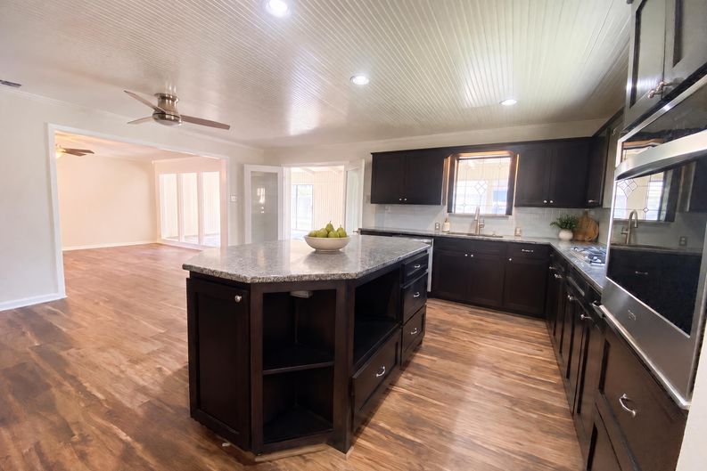 Photo 7 of 35 of 1607 Timberline Dr, Henderson, TX