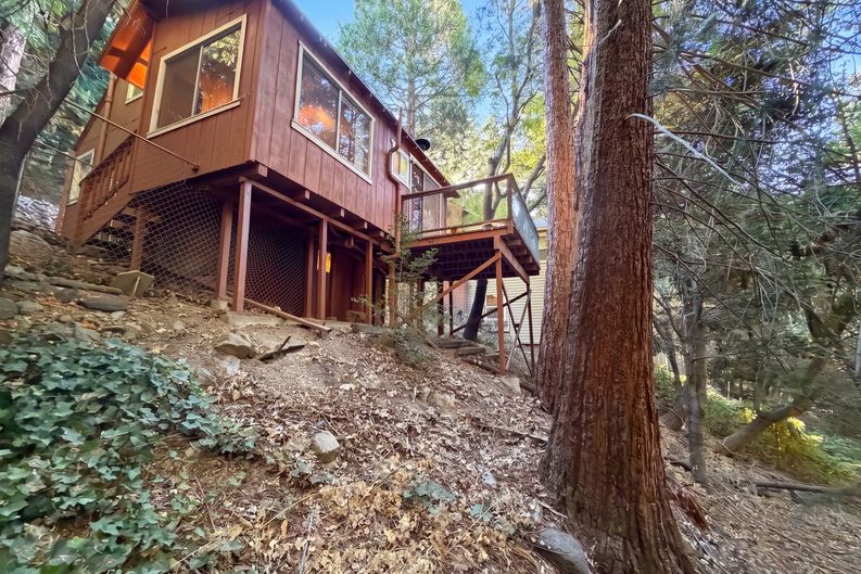 Photo 5 of 20 of 23679 Hillside Dr, Crestline, CA
